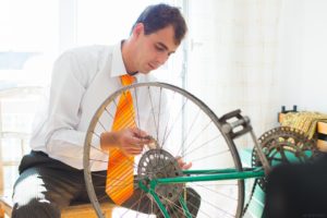 Mann repariert Fahrrad